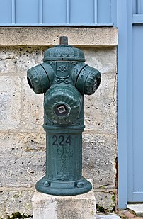 Une bouche d'incendie (ou hydrant, borne-fontaine…) à Périgueux (Dordogne). (définition réelle 3 173 × 4 848)