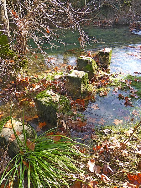 File:PRADES LE LEZ - Restinclières, ancien gué piétonnier du Lirou 2023 03 19 a 02.jpg