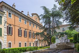 Bruni Conter Palace and Niccolò Tartaglia statue