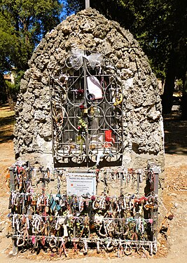 Doni alla Madre del Bell'amore (Madonnina degli innamorati) a Villa Borghese, Roma