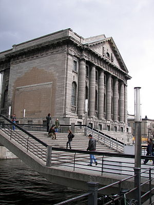 Pergamonmuseum Front 02.jpg