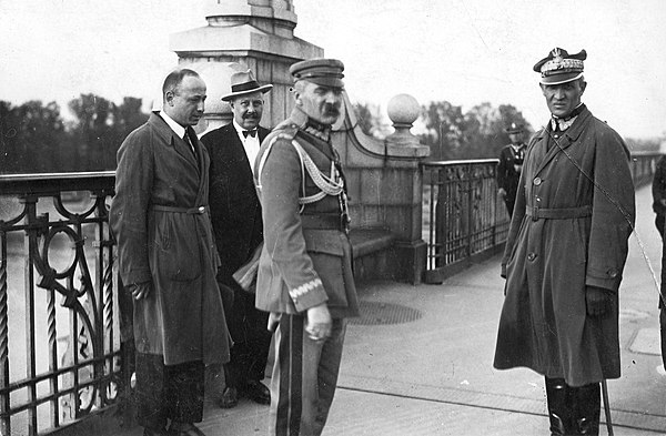 Piłsudski (center) on Poniatowski Bridge, Warsaw, 12 May 1926, during the May Coup. At right is General Gustaw Orlicz-Dreszer.