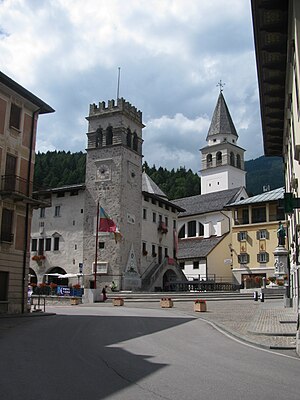 Piazza Tiziano a Pieve di Cadore.jpg