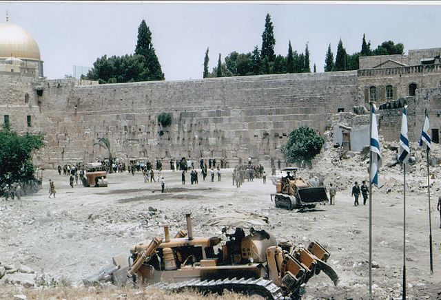 חישוף רחבת הכותל המערבי בימים שלאחר כיבוש ירושלים העתיקה במלחמת ששת הימים (יוני 1967).