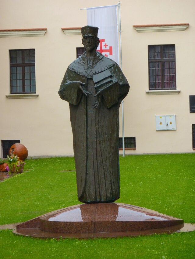 Pomnik Macieja Miechowity w Miechowie przy bazylice Grobu Bożego.