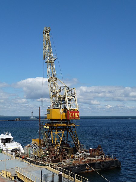 File:Port crane in Odessa 2010 G1.jpg