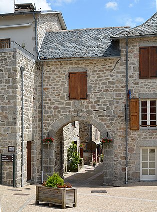 Porte du village de Marcolès DSC 3977 - Copie.JPG