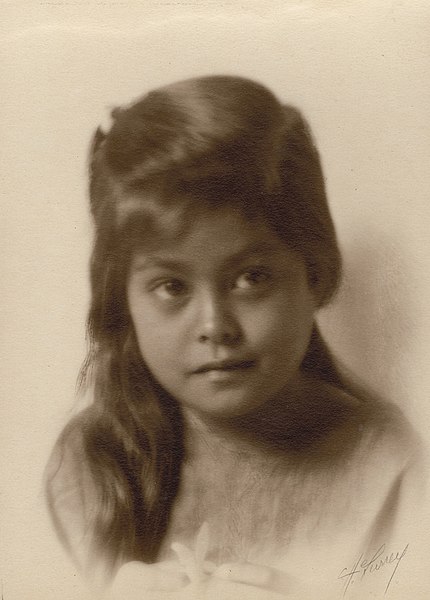 File:Portrait of Young Hawaiian Girl, toned gelatin silver print, 1909, signed in pencil on lower right.jpg
