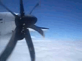 ATR 72 uçağının pervanesi hareket halinde
