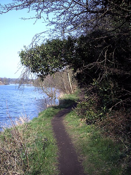 File:Public footpath between Penshaw and Cox Green.jpg