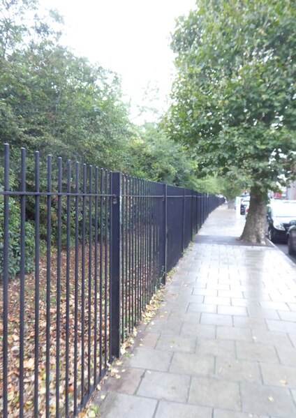 File:Railings alongside Southwark Park in Hawkstone Road - geograph.org.uk - 5123331.jpg