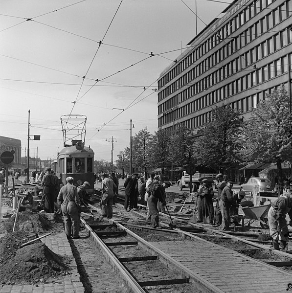 File:Raitiotiekiskoja korjataan Mannerheimintien ja Kaivokadun risteyksessä - N210164 - hkm.HKMS000005-000001qi.jpg