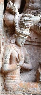라젠드라 1세가 힌두교의 파괴신 시바로부터 왕관을 수여받는 모습을 묘사한 조각
