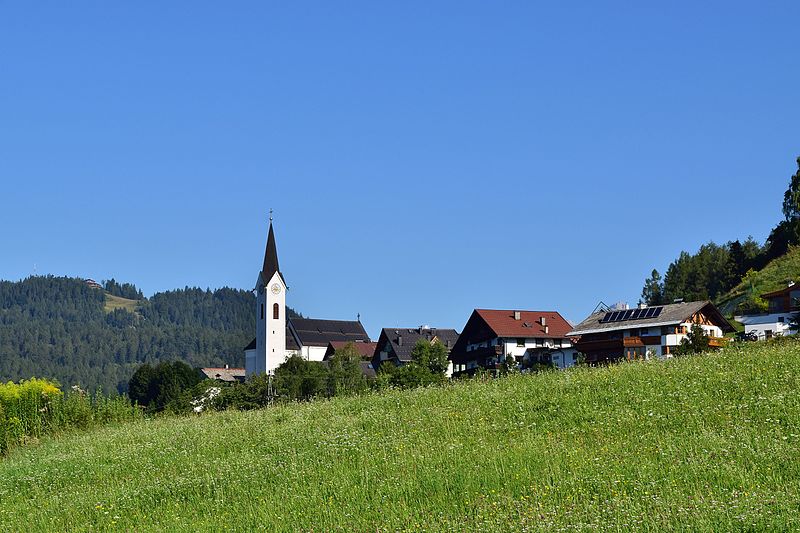 File:Reith bei Seefeld mit der Pfarrkirche hl Nikolaus von Südosten gesehen.jpg