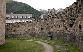 Alignement de pierres tombales au pied des remparts.