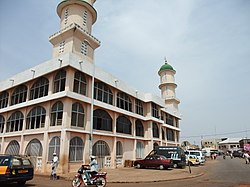 מסגד ופינת רחוב בעיר טמלה, גאנה
