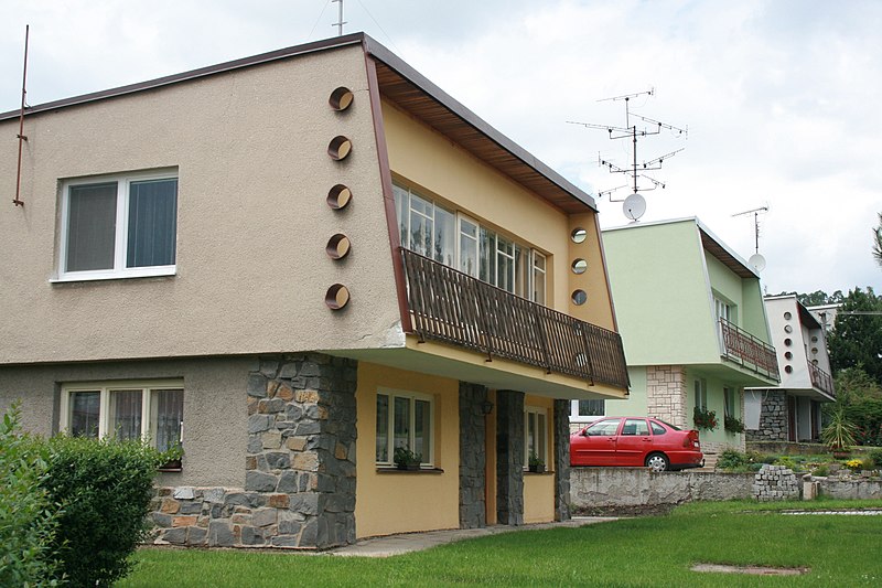 File:Rodinné domy v Jiráskově ulici Slavkov u Brna.jpg