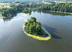 Wyspa usytuowana na północnym krańcu jeziora, w pobliżu wejścia do Kanału Elbląskiego