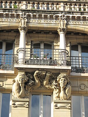 Smiling heads caryatids