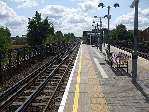 Ruislip Gardens stn look east