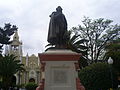 Vista frontal del monumento a Bernardo Valdivieso