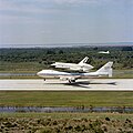 Columbia, gemonteerd op het Shuttle Carrier Aircraft, arriveert na STS-1 in het Kennedy Space Center om voorbereid te zijn op de volgende missie.