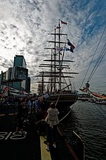 Miniatuur voor Bestand:Sail Amsterdam - Veemkade - View WNW on Clipper Stad Amsterdam.jpg