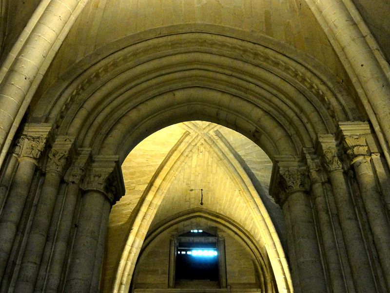 File:Saint-Denis (93), basilique Saint-Denis, avant-nef, travée sous clocher nord, vue vers le sud.jpg