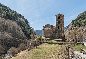 Igreja de São João em Caselles, paróquia de Canillo, Andorra. É um bem patrimonial inscrito no Patrimônio Cultural de Andorra. Foi construída no século XI-XII. No interior do edifício conservam-se diversas peças artísticas, sendo a principal uma grande imagem em estuque de Cristo em Majestade, bem como um mural com afrescos representando cenas do Calvário com São Longino e Estêfatão, obras a partir do século XII. Existe ainda um retábulo datado do século XVI. Com influência do estilo renascentista, italiano e germânico, retrata cenas da vida e do martírio do apóstolo São João, autor do livro do Apocalipse e padroeiro da igreja, em especial suas visões em Patmos. (definição 5 004 × 3 470)