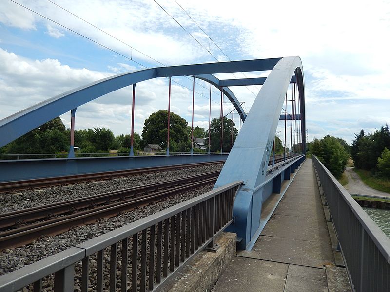 File:Sehnde, Bahnbrücke über MLK.jpg