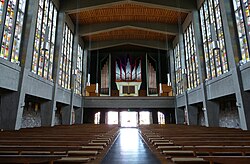 Vue intérieure de la nef vers la tribune de l'orgue