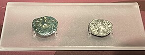 links: keltische Potinmünze aus dem 1. Jahrhundert v. Chr. rechts: römischer Denar aus dem 2. Jahrhundert n. Chr.