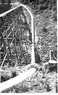Flowline crosses gully as siphon, 1915 Siphon 04.jpg