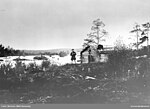 Same stående vid "Skogfosskoia", "logihytten för rejsende" i Skogfoss, 1896. Foto: Ellisif Wessel