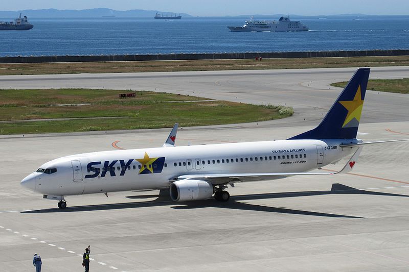 File:Skymark Airlines Boeing 737-800 JA73NR at Kobe Airport.jpg