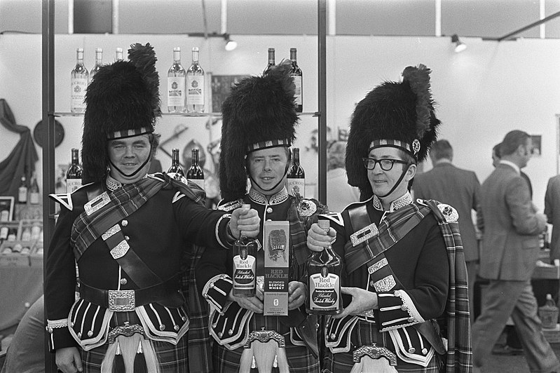 File:Slijtersvakbeurs in de RAI, Schotse pipers van de Red Hackles op de beurs, Bestanddeelnr 925-8686.jpg