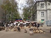”Donetskin tasavallaksi” itseään kutsuvan, laittoman ja aseistetun separatistiryhmittymän katusulku kaupungissa huhtikuussa 2014.