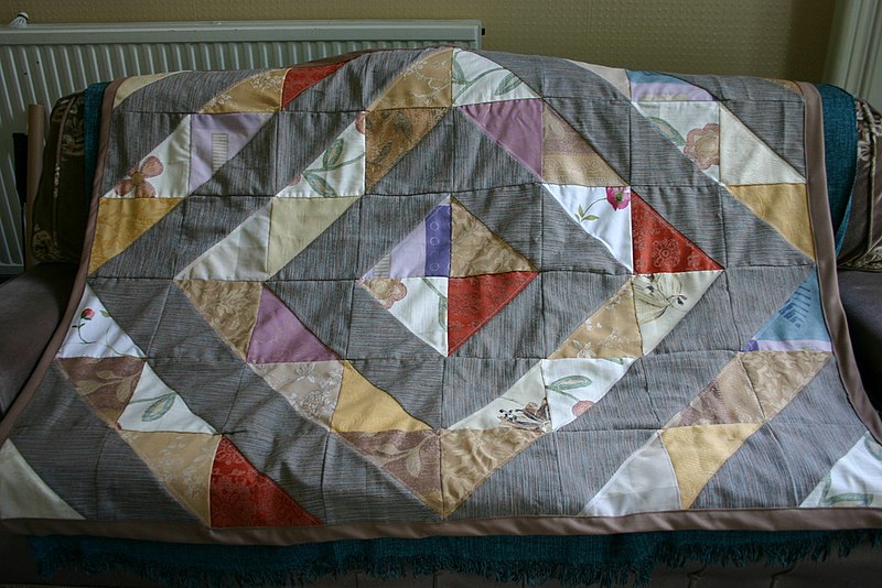 File:Small quilt with gray pattern.jpg