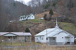 West Virginia Route 10'dan görülen evler ve bir kilise