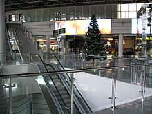 Le scale mobili all'interno del Terminal Internazionale dell'aeroporto Adler.