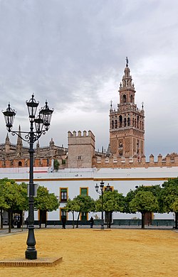 Хиральда (La Giralda), вид из Патио де Бандерас (Севилья).