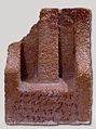 Stèle avec obélisque et inscription.