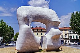 Statuia lui Henry Moore (formă pătrată cu tăietură), Prato, Toscana, Italia 06.jpg