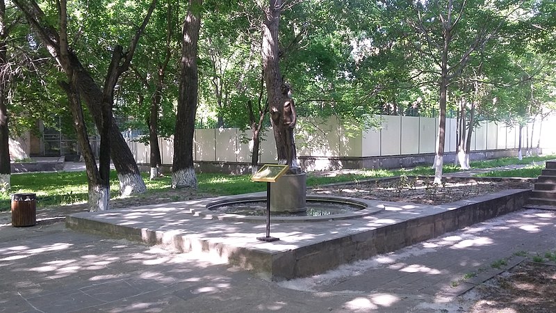 File:Statue The seller of water, English park, Yerevan 05.jpg