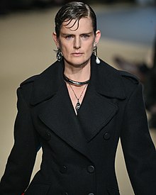 Stella Tennant di Alexander McQueen Jatuh di musim Dingin 2018, setengah length.jpg