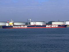 Le pétrolier Stena Antarctica (249 × 44 m, 114 849 DWT) à quai dans le Vijfde Petroleumhaven en 2007.