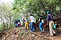 Suben el cerro así como subió cristo el calvario