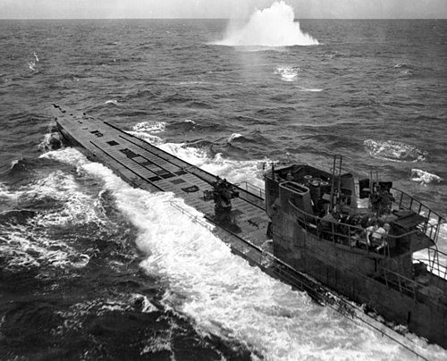 צוללת גרמנית תחת מתקפה אווירית, 1943. במרחק מה מהצוללת מתפוצצת פצצת עומק. ניתן לראות את חימוש הנ"מ של הצוללת, על הגשר שלה