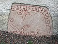Een runensteen als onderdeel van een kerkmuur