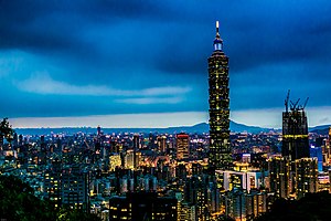 在台湾台北市的华灯初上，图片中最高的建筑物为台北101。